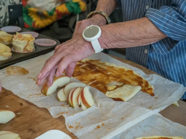 Hände Einer Alten Frau Schneiden Einen Apfel Scheiben Einen Kuchen — Stockfoto