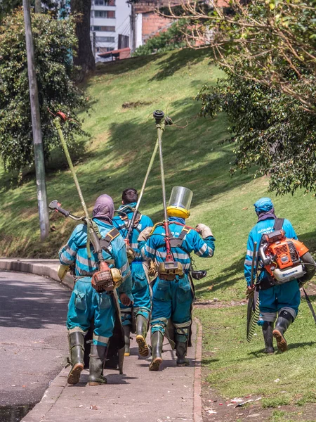 Bogota Kolumbie Listopadu 2018 Pracovníci Modrých Uniformách Sekačkami Trávu Ulici — Stock fotografie