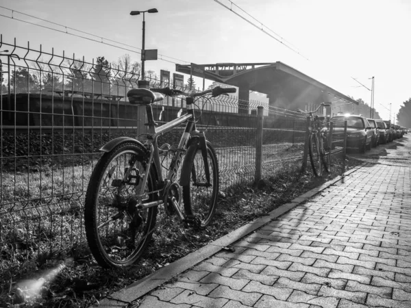 Jzefw Polônia Novembro 2017 Bicicleta Carros Estação Ferroviária Jozefow Park — Fotografia de Stock