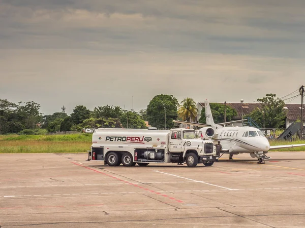 Iquitos Peru December 2018 Μικρό Αεροπλάνο Ξαναγεμίζεται Καύσιμα Για Την Εικόνα Αρχείου