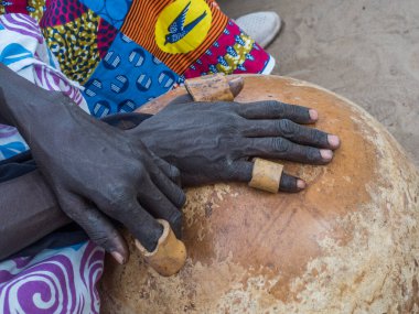 Siyah eller Afrika enstrümanı çalıyor. Afrika davulu.