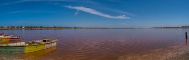 Rose Gölü, Senegal - Şubat 02, 2019 Retba Gölü kıyısındaki tahta tekneler. Panoramik manzara. Afrika