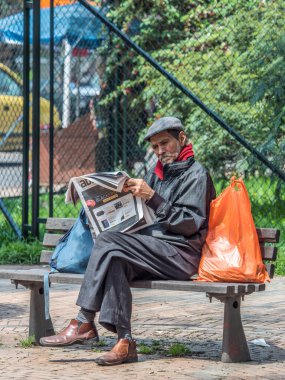 Bogota, Kolombiya - 23 Kasım 2018: Bogota caddesinde gazete okuyan adam. Yaşam biçimi