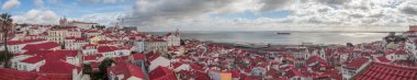 Santa Engracia 'nın Meşhur Kubbesi ile Miradouro de Santa Luzia' dan Alfama 'nın panoramik manzarası, arkada Sao Vicente de Fora tepesi ve Tejo nehri, Lizbon bölgesi, Potugal