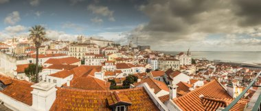 Santa Engracia 'nın Meşhur Kubbesi ile Miradouro de Santa Luzia' dan Alfama 'nın panoramik manzarası, arkada Sao Vicente de Fora tepesi ve Tejo nehri, Lizbon bölgesi, Potugal