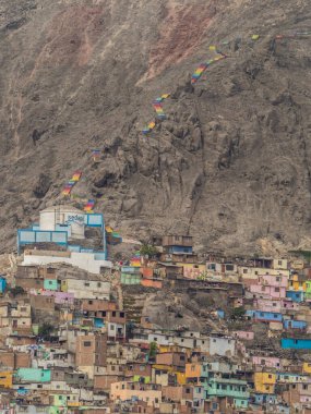 Lima, Peru - 07 Aralık 2018: Cerro San Cristobal, Andes Mountain, Lima, Peru 'nun kenar mahallelerinin bir kısmı