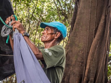 Jungle, Brazylia- 27 Kasım 2018: Amazon ormanlarındaki kampta hamağı asan Brezilyalı adam. Selva. Latin Amerika.