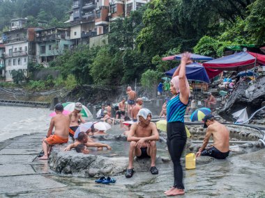 Wulai, Tayvan - 09 Ekim 2016: Yağmurlu bir günde halka açık yüzme havuzları ve kaplıcaların suyu. Asya.