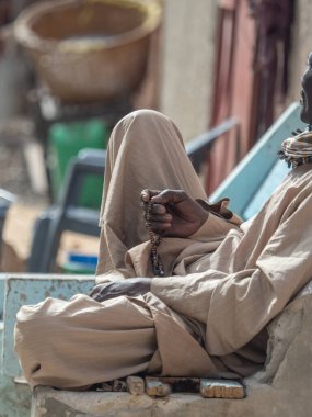 Tasbih Müslüman tespihinde dua eden siyahi bir adamın elleri. Joal-Fadiouth kasabası ve Senegal 'in Petite Cte' sinin sonunda bu bölgede komün. Afrika.