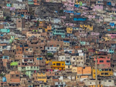 Lima, Peru - 07 Aralık 2018: Cerro San Cristobal, Andes Mountain, Lima, Peru 'nun kenar mahallelerinin bir kısmı