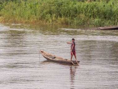 Amazon Nehri, Peru - 4 Aralık 2018: Amazon nehrinin kıyısındaki insanların günlük yaşamı. Amazon ormanı. Peru, Güney Amerika.