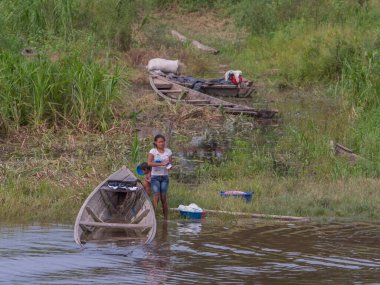 Amazon Nehri, Peru - 4 Aralık 2018: Amazon nehrinin kıyısındaki insanların günlük yaşamı. Amazon ormanı. Peru, Güney Amerika.