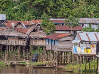 Pebas, Peru - 04 Aralık 2018: Amazon Nehri kıyısındaki köy manzarası. Güney Amerika.