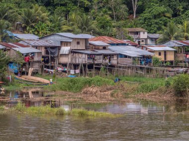 Pebas, Peru - 04 Aralık 2018: Amazon Nehri kıyısındaki köy manzarası. Güney Amerika.