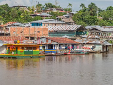 Pebas, Peru - 04 Aralık 2018: Amazon Nehri kıyısındaki köy manzarası. Güney Amerika.