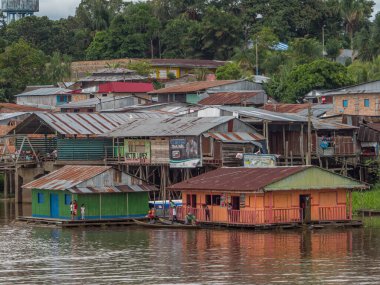Pebas, Peru - 04 Aralık 2018: Amazon Nehri kıyısındaki köy manzarası. Güney Amerika.