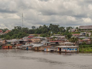 Pebas, Peru - 04 Aralık 2018: Amazon Nehri kıyısındaki köy manzarası. Güney Amerika.
