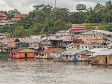 Pebas, Peru - 04 Aralık 2018: Amazon Nehri kıyısındaki köy manzarası. Güney Amerika.