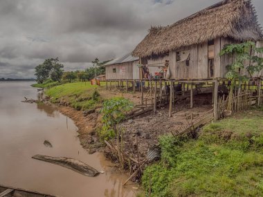 Amazon Nehri, Peru - 04 Aralık 2018: Amazon Nehri kıyısındaki köy manzarası. Güney Amerika.