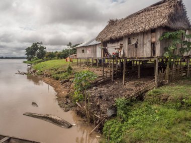 Amazon Nehri, Peru - 04 Aralık 2018: Amazon Nehri kıyısındaki köy manzarası. Güney Amerika.