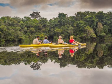 Jungle, Brezilya - 07 Aralık 2017: Amazon ormanlarında nehirden aşağı akan bir grup kanocu. Güney Amerika. Brezilya ve Peru Sınırı