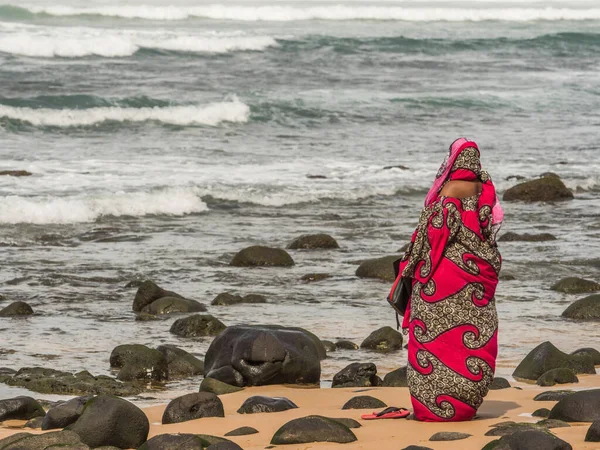 Figur Muslimsk Kvinna Röd Boubou Som Ber Vid Havets Strand — Stockfoto