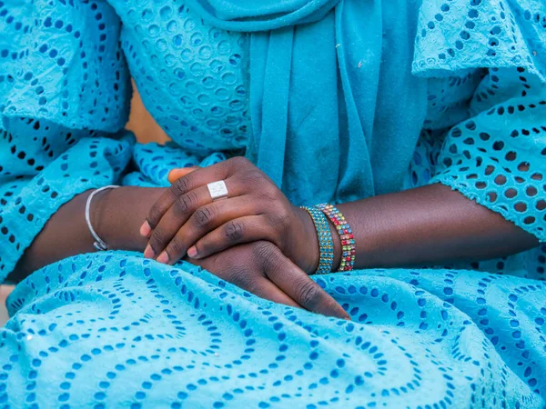 穿着蓝色连衣裙的非洲女人的整洁的黑人手 — 图库照片