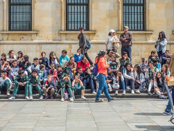 Bogota Kolumbia 2018 November Iskolai Egyenruhás Fiatalok Ülnek Csillagokon Bogotában — Stock Fotó