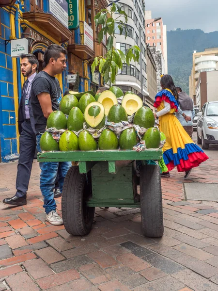 Bogotá Colômbia Novembro 2018 Homem Que Vende Abacate Enorme Rua — Fotografia de Stock