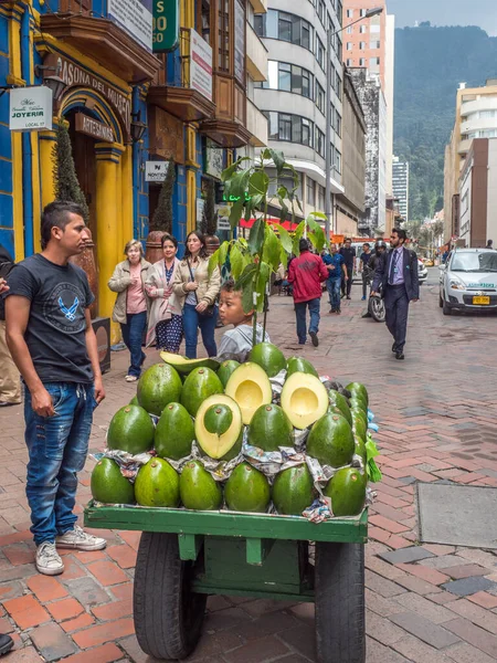 Bogota Kolumbie Listopadu 2018 Muž Prodávající Obrovské Avokádo Ulici Bogotě — Stock fotografie