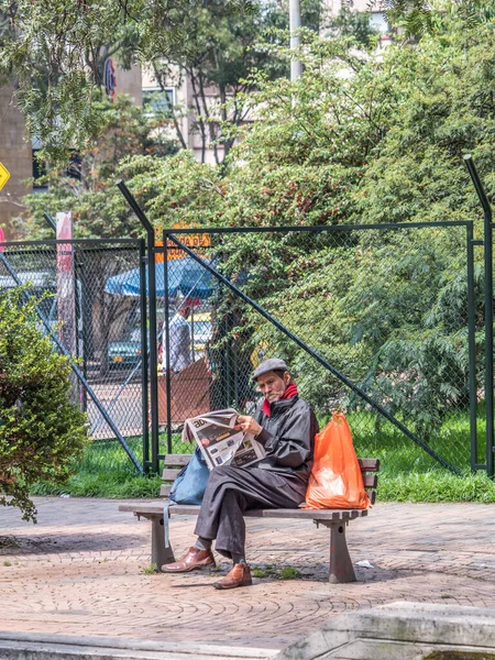 Bogota Colombia November 2018 Man Reading Newspaper Street Bogota Lifestyle — Stock Photo, Image