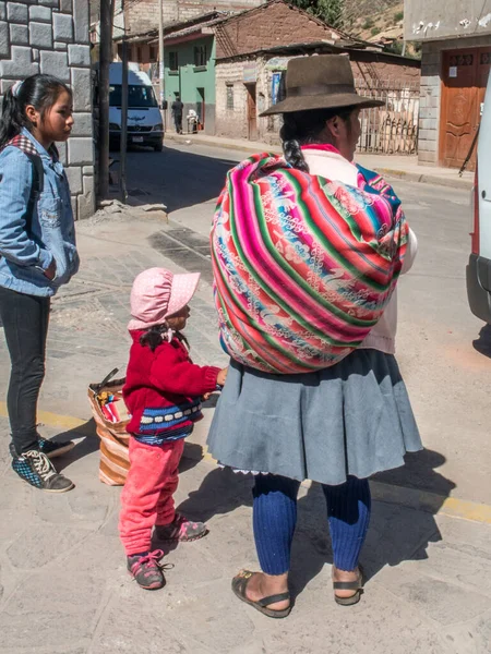 Cusco Peru Května 2016 Žena Barevným Šátkem Zadní Straně Ulice — Stock fotografie