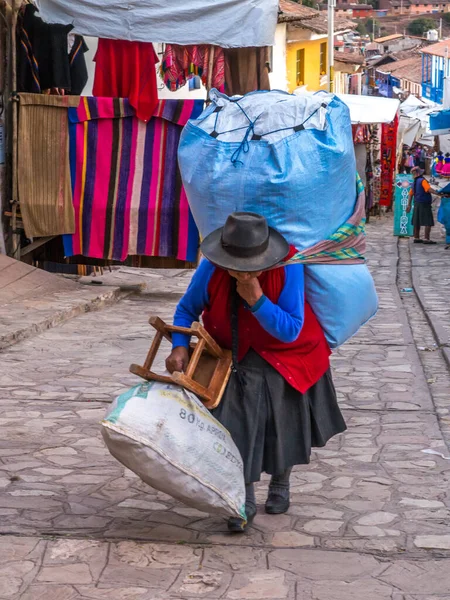 Pisac Peru Maja 2016 Kobieta Wielką Niebieską Torbą Plecach Ulicy — Zdjęcie stockowe