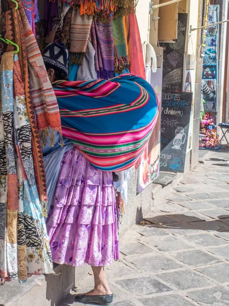 Cusco Peru May 2016 Woman Colorful Shawl Back Street Cusco — Stock Photo, Image