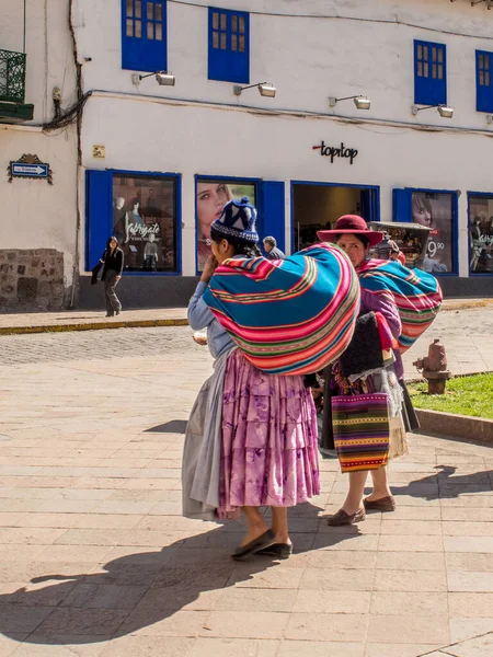 Cusco Peru Května 2016 Ženy Barevným Šátkem Vzadu Ulici Cusco — Stock fotografie