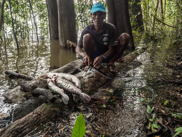 Selva Brasila Nov 2018 Hombre Brasileño Raspar Preparar Los Peces —  Fotos de Stock