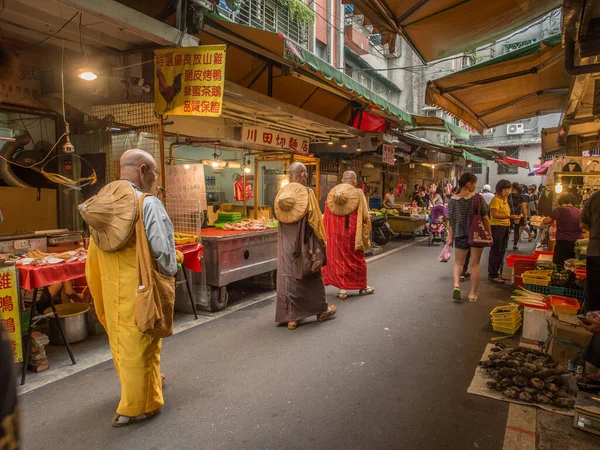 台湾新台北市 2016年10月04日 佛教僧侣在当地市场上祈祷和募捐 — 图库照片
