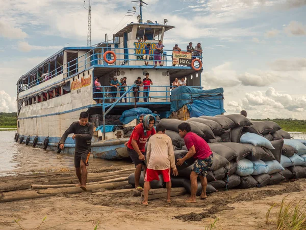 Amazon River Peru December 2018 Porters Carry Sacks Full Rice — Stock Photo, Image