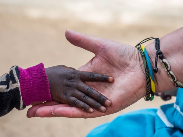 Африканська Дитина Торкається Руки Білої Жінки Концепція Різноманітності Сенегал Африка Ліцензійні Стокові Фото
