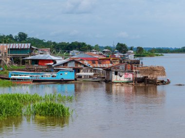 Belen, Peru - 21 Eylül 2017: Itaya Nehri 'nin taşkın ovasında yüzen evler, Iquitos-Beln' in en fakir kesimi. Latin Amerika Venedik 'i. Iquitos Güney Amerika, Amazonia. Düşük su mevsimi