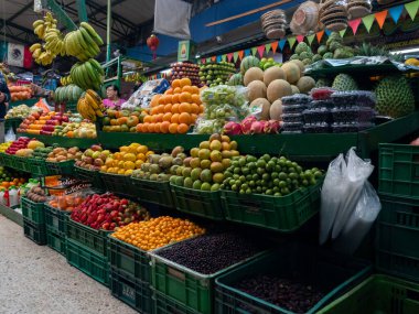 Bogota, Kolombiya - Aralık 2022: Paloquemao pazarında çeşitli meyveler, Bogota, Kolombiya, Latin Amerika