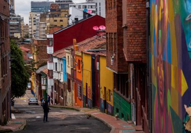 Bogota, Kolombiya - 23 Kasım 2022: Koloni binaları ve Monserrate Hill ve Narino House La Candelaria bölgesi manzaralı Bogot sokağı. Güney Amerika