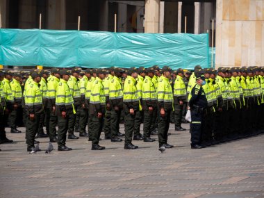 Bogota, Kolombiya - Ekim 2022 Bogota 'daki ana meydanda polis öğrencileri toplantısı. Armas Meydanı. Güney Amerika.