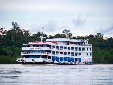 Benjamin Constans, Brezilya - 3 Aralık 2021 Amazon Nehri, Amazonia, Güney Amerika 'daki modern feribot..