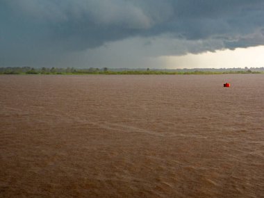 Sihirli Amazonia 'da yağmurlu bir gün. Amazon Nehri, nehirlerin kraliçesi. Yüksek su mevsiminde yağmur ormanları. Brezilya, Peru. Güney Amerika.
