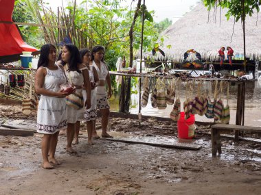Iquitos, Peru- Nisan 2022: Kukama (Kokama) kabilesinden yerli kostümlü Hintli. Amazonia. Güney Amerika.