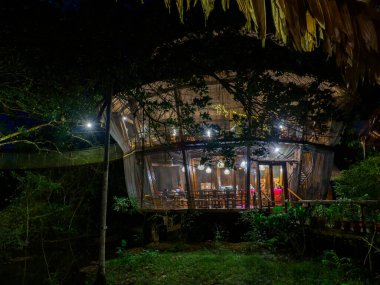 Amazon yağmur ormanlarında göz kamaştırıcı konaklama. Tahta ağaç ev, Amazon Yağmur Ormanı, Amazonya, Pacaya Samiria Ulusal Rezervi, Peru, Güney Amerika.
