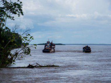 Iquitos, Peru - Aralık 2019: Amazon Nehri 'nde feribot, Amazonia, Güney Amerika.