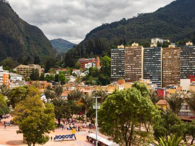 Bogota, Kolombiya - Aralık 2022: Bogota 'daki Parque de Los Periodistas - Gazeteciler Parkı ve Monserrate Tepesi manzarası. Güney Amerika, Bogota 'nın La Candelaria ilçesi
