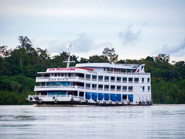 Benjamin Constans, Brezilya - 3 Aralık 2021 Amazon Nehri, Amazonia, Güney Amerika 'daki modern feribot..